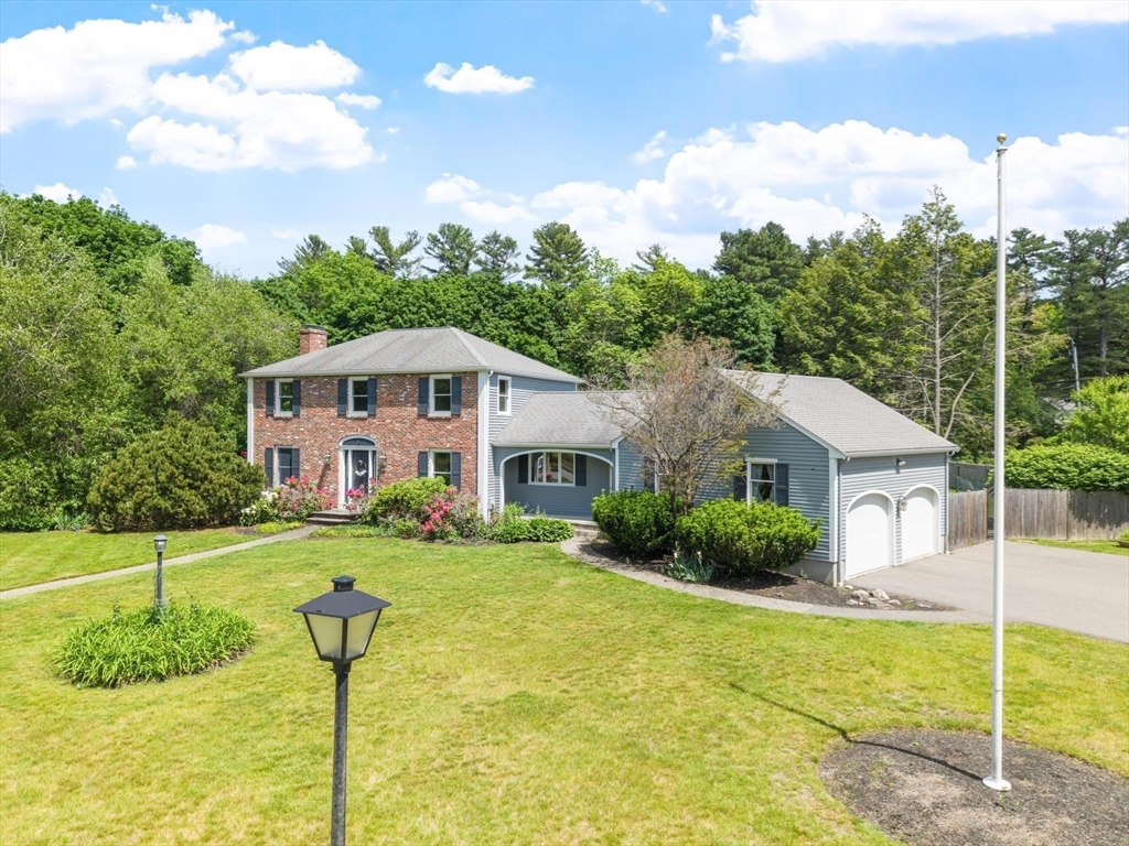 2 Rourke Lane, Lynnfield, Massachusetts, 4 Bedrooms Bedrooms, 8 Rooms Rooms,2.5 BathroomsBathrooms,Residential,For Sale,Rourke Lane,73528849