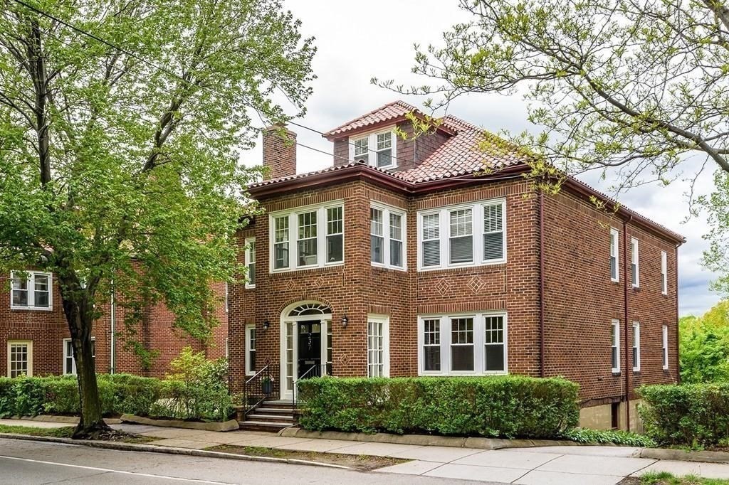 237 Winchester St, Brookline, Massachusetts, 3 Bedrooms Bedrooms, 6 Rooms Rooms,2 BathroomsBathrooms,Residential Lease,For Rent,Winchester St,73522182