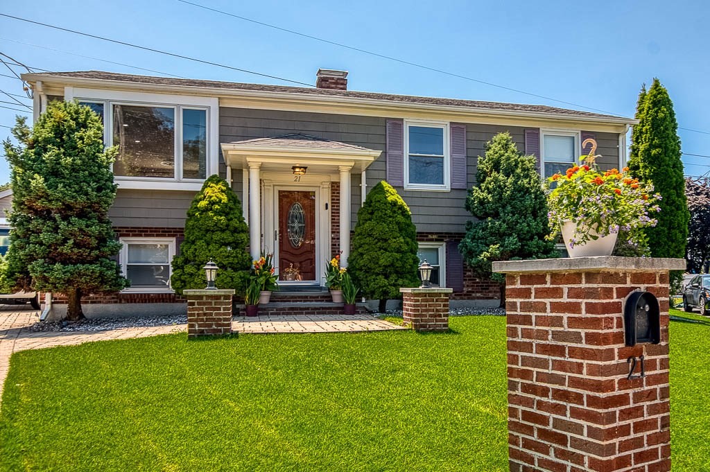 21 Cardosi Court, Pawtucket, Rhode Island, 4 Bedrooms Bedrooms, 11 Rooms Rooms,2 BathroomsBathrooms,Residential,For Sale,Cardosi Court,73554867