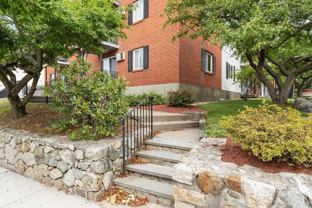 56 Edgeworth, Worcester, Massachusetts, 1 Bedroom Bedrooms, 3 Rooms Rooms,1 BathroomBathrooms,Residential,For Sale,Edgeworth,73554798