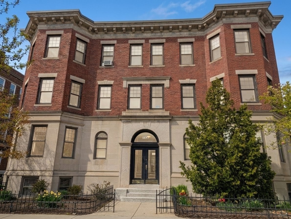 1177 Commonwealth Ave, Boston, Massachusetts, 2 Bedrooms Bedrooms, 4 Rooms Rooms,1 BathroomBathrooms,Residential Lease,For Rent,Commonwealth Ave,73550587