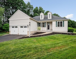 43 Juniper Wood Dr, Haverhill, Massachusetts, 3 Bedrooms Bedrooms, 7 Rooms Rooms,2 BathroomsBathrooms,Residential,For Sale,Juniper Wood Dr,73540612