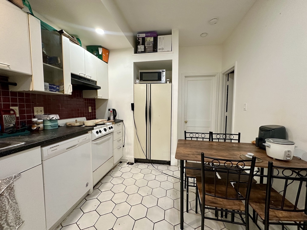 56 Park Vale Ave, Boston, Massachusetts, 3 Bedrooms Bedrooms, 4 Rooms Rooms,1 BathroomBathrooms,Residential Lease,For Rent,Park Vale Ave,73555011