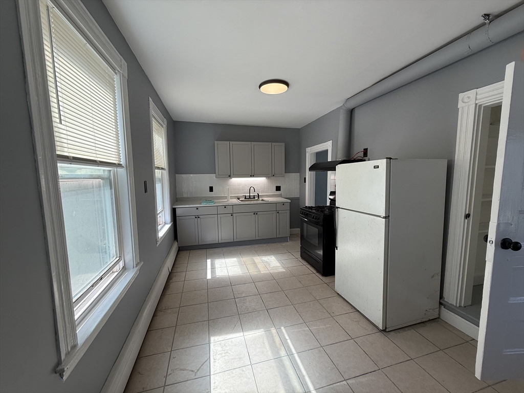 252 E Cottage, Boston, Massachusetts, 4 Bedrooms Bedrooms, 8 Rooms Rooms,1 BathroomBathrooms,Residential Lease,For Rent,E Cottage,73555014