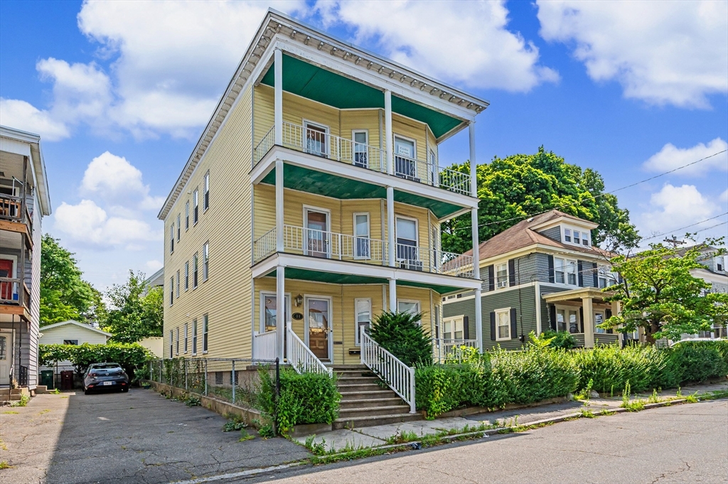 9 Bourne St, Lowell, Massachusetts, 11 Bedrooms Bedrooms, 18 Rooms Rooms,3 BathroomsBathrooms,Residential Income,For Sale,Bourne St,73555029