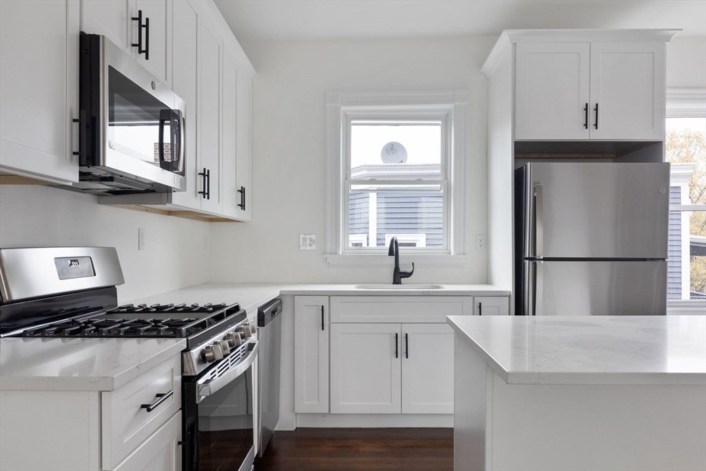 92 Day, Boston, Massachusetts, 4 Bedrooms Bedrooms, 6 Rooms Rooms,2 BathroomsBathrooms,Residential Lease,For Rent,Day,73555075