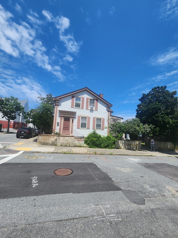 33 Madison St, New Bedford, Massachusetts, 6 Bedrooms Bedrooms, 12 Rooms Rooms,3 BathroomsBathrooms,Residential Income,For Sale,Madison St,73555132
