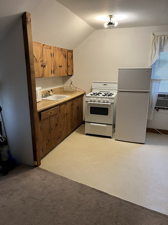 1368 Plymouth Ave, Fall River, Massachusetts, 1 Bedroom Bedrooms, 1 Room Rooms,1 BathroomBathrooms,Residential Lease,For Rent,Plymouth Ave,73555100