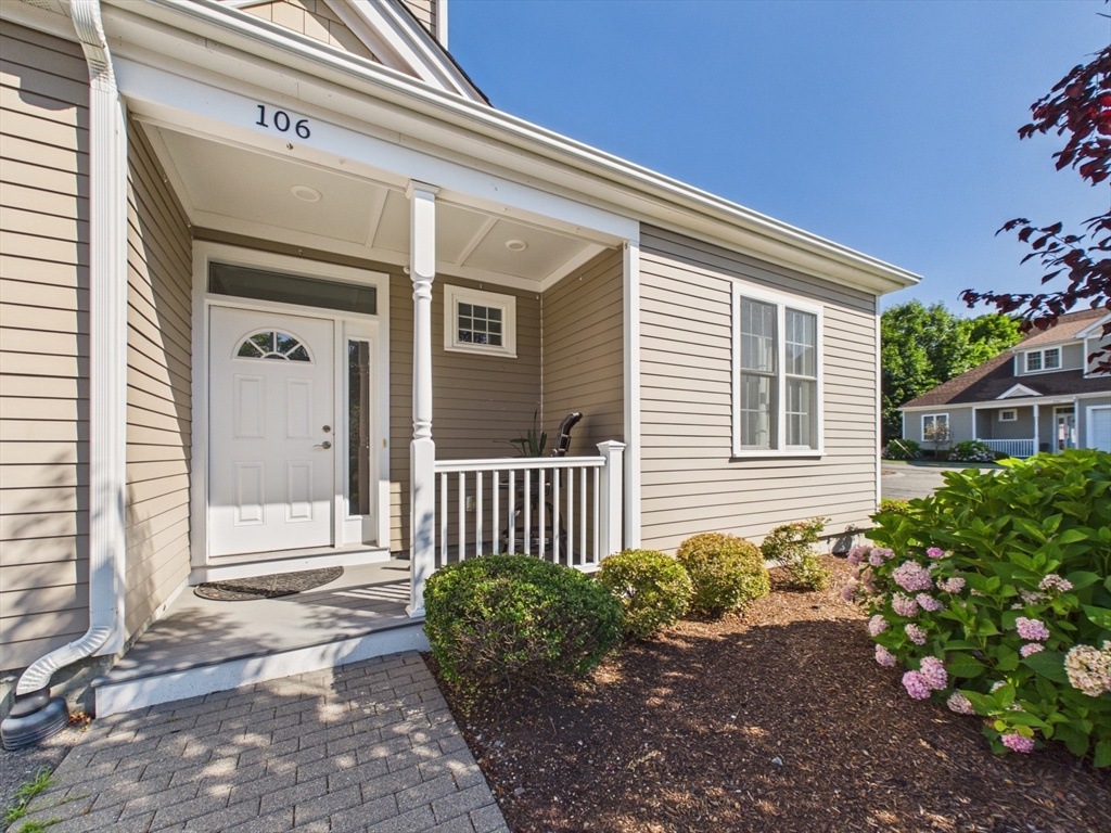 70 Endicott, Norwood, Massachusetts, 3 Bedrooms Bedrooms, 7 Rooms Rooms,2.5 BathroomsBathrooms,Residential Lease,For Rent,Endicott,73555121