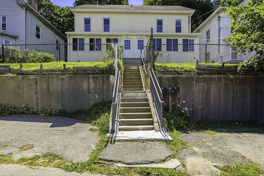 5-7 Oak St, Clinton, Massachusetts, 6 Bedrooms Bedrooms, 13 Rooms Rooms,3 BathroomsBathrooms,Residential Income,For Sale,Oak St,73555138