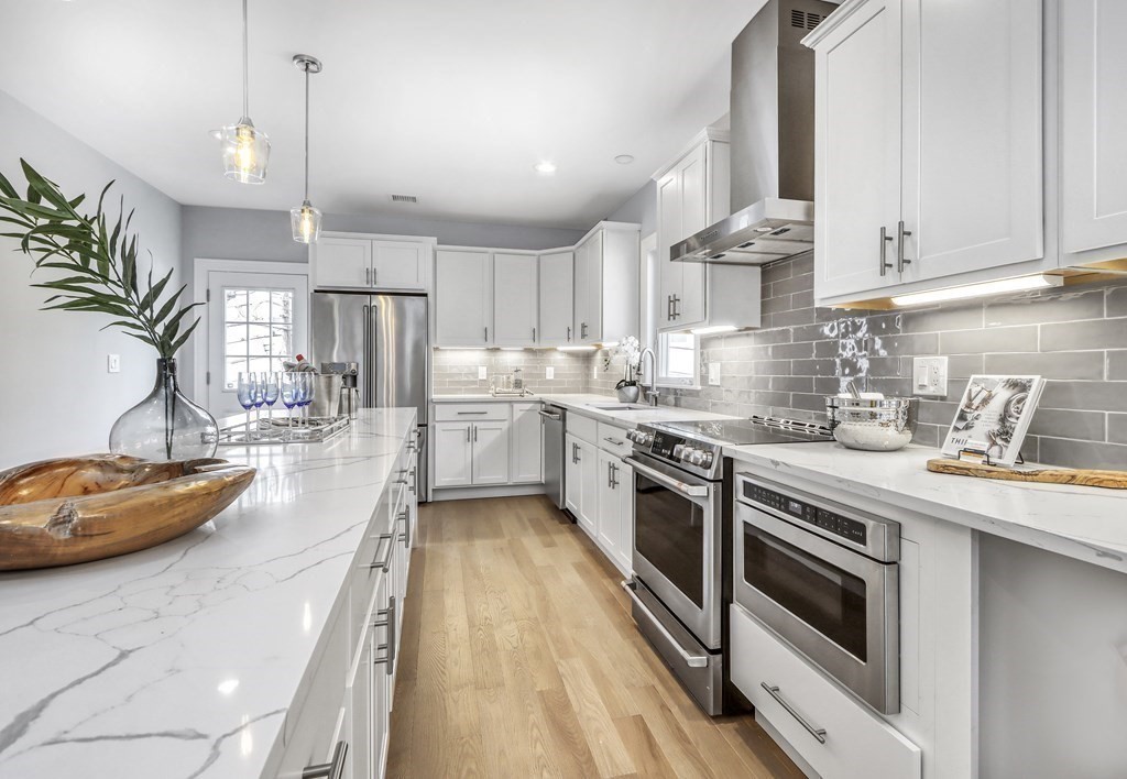 1025 Broadway, Somerville, Massachusetts, 4 Bedrooms Bedrooms, 10 Rooms Rooms,3 BathroomsBathrooms,Residential Lease,For Rent,Broadway,73532758