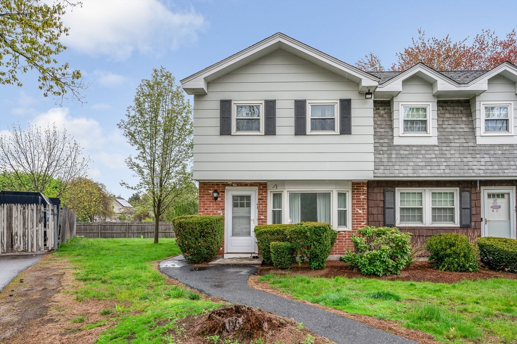 43 Constitution Way, Methuen, Massachusetts, 2 Bedrooms Bedrooms, 4 Rooms Rooms,1.5 BathroomsBathrooms,Residential,For Sale,Constitution Way,73524117