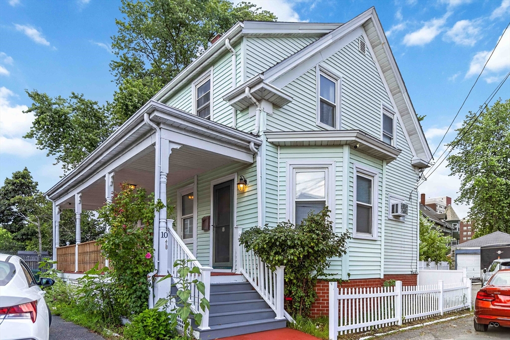 10 Cobbet Pl, Lynn, Massachusetts, 4 Bedrooms Bedrooms, 8 Rooms Rooms,2 BathroomsBathrooms,Residential,For Sale,Cobbet Pl,73555225