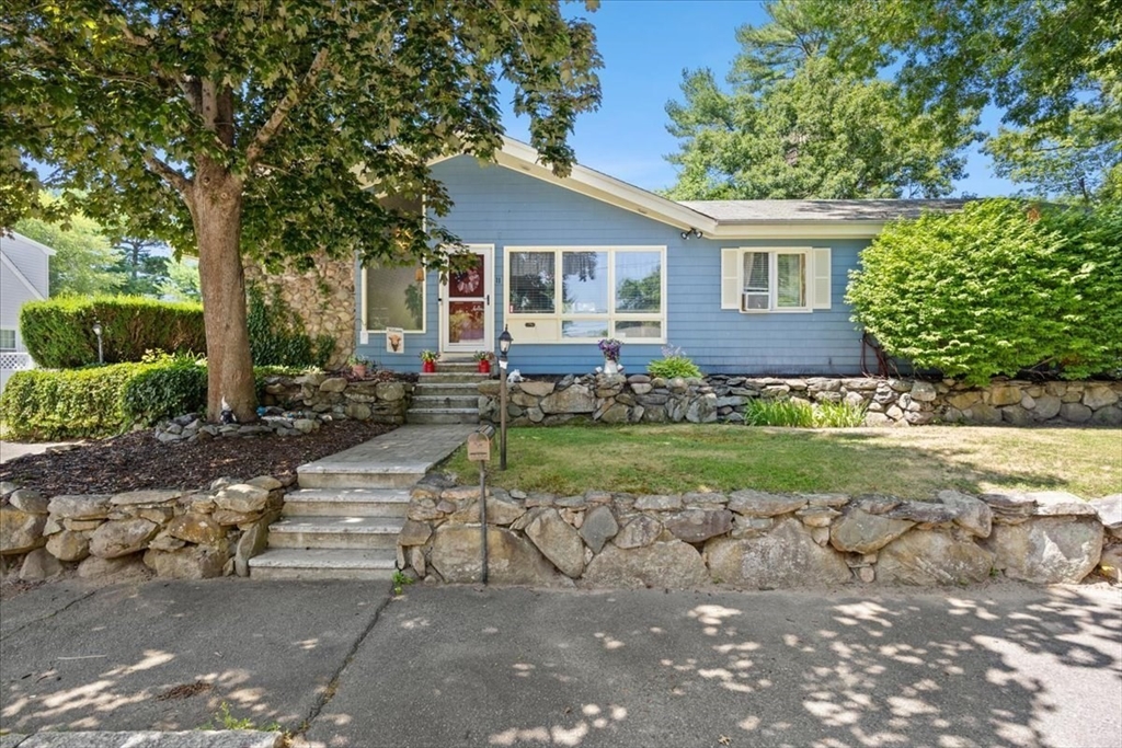 11 Longview Rd, Brockton, Massachusetts, 3 Bedrooms Bedrooms, 9 Rooms Rooms,2.5 BathroomsBathrooms,Residential,For Sale,Longview Rd,73555198
