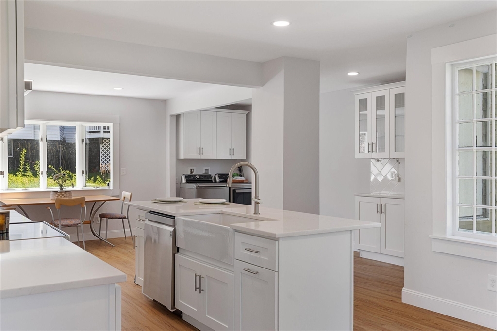 4 Chamberlain Pkwy, Worcester, Massachusetts, 3 Bedrooms Bedrooms, 8 Rooms Rooms,1.5 BathroomsBathrooms,Residential,For Sale,Chamberlain Pkwy,73508528