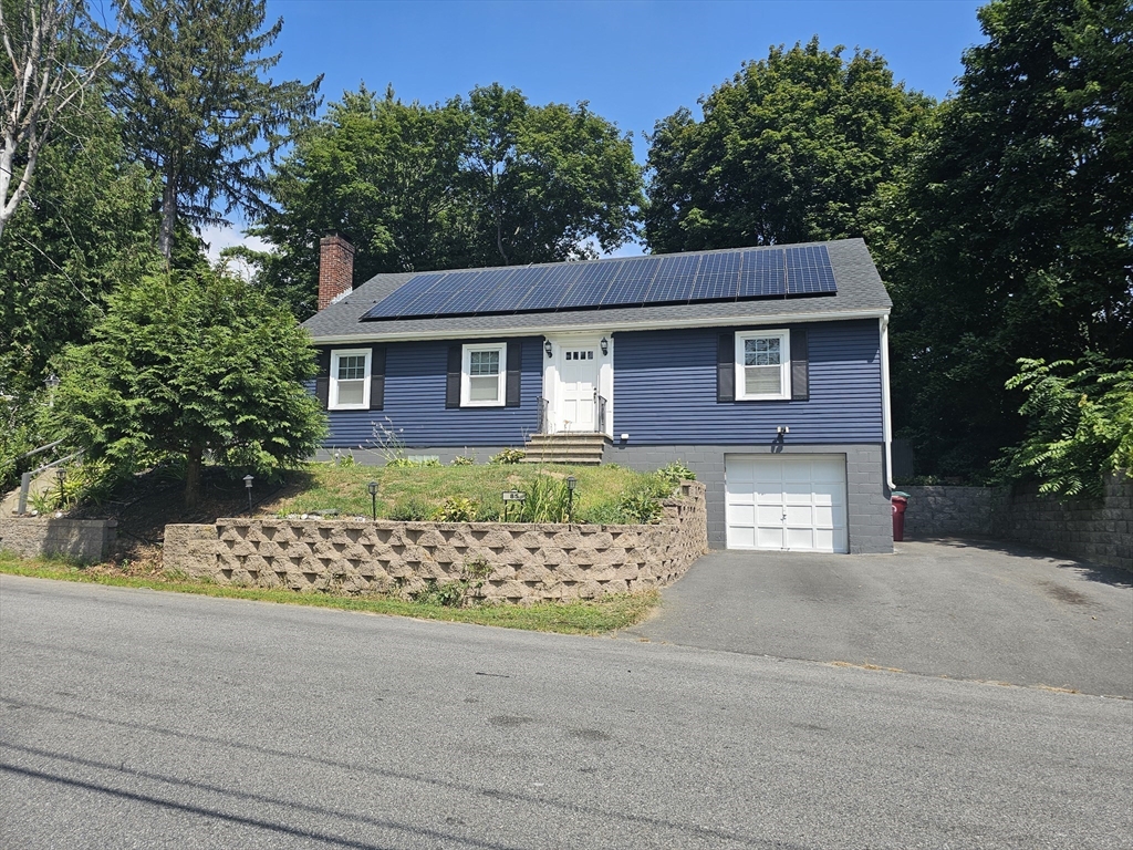 85 Lexington Ave, Lowell, Massachusetts, 4 Bedrooms Bedrooms, 8 Rooms Rooms,1.5 BathroomsBathrooms,Residential,For Sale,Lexington Ave,73555259