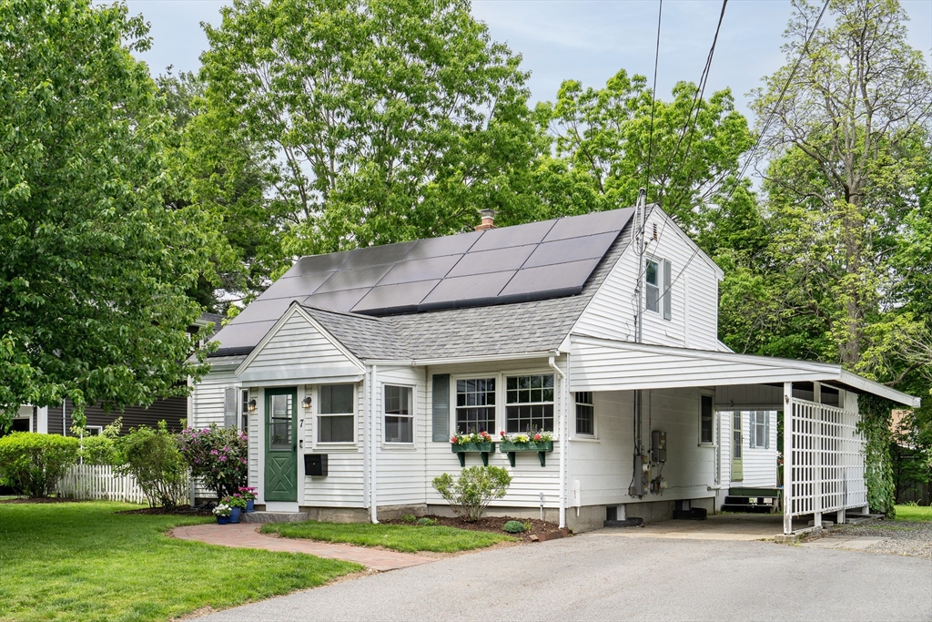 7 Oakridge Ave, Natick, Massachusetts, 4 Bedrooms Bedrooms, 8 Rooms Rooms,2 BathroomsBathrooms,Residential,For Sale,Oakridge Ave,73525114