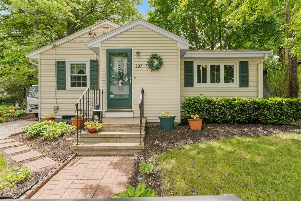 187 Riverview St, Brockton, Massachusetts, 2 Bedrooms Bedrooms, 5 Rooms Rooms,1 BathroomBathrooms,Residential,For Sale,Riverview St,73529060