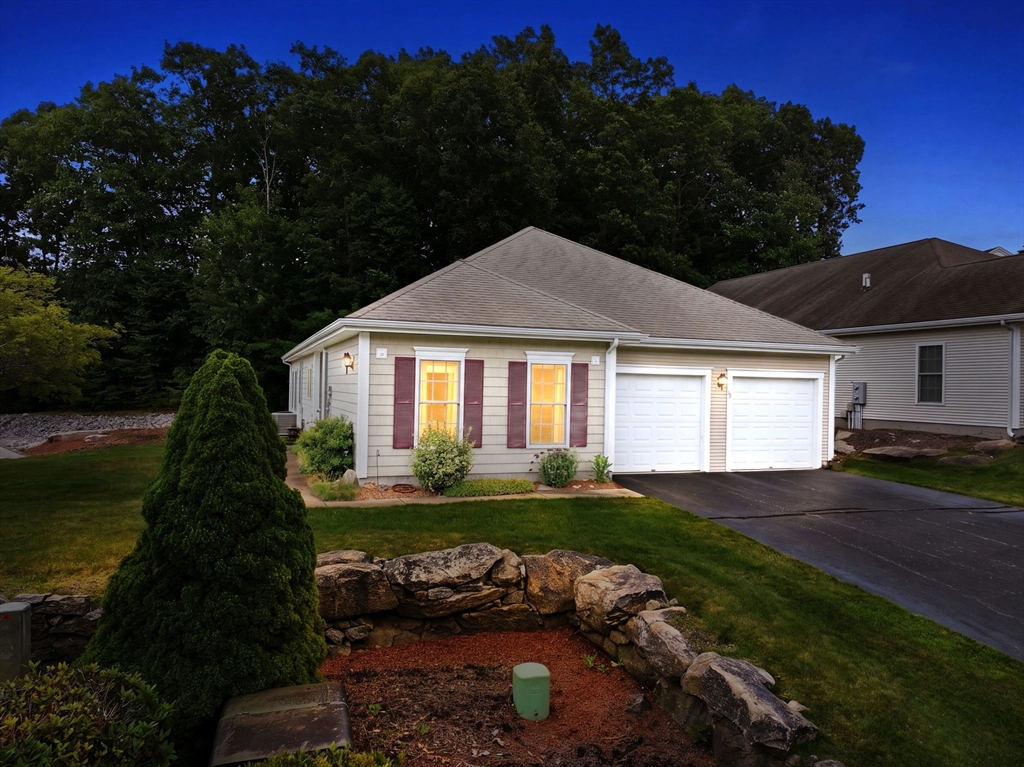 12 Summerfield Dr, Uxbridge, Massachusetts, 2 Bedrooms Bedrooms, 6 Rooms Rooms,2 BathroomsBathrooms,Residential,For Sale,Summerfield Dr,73555326
