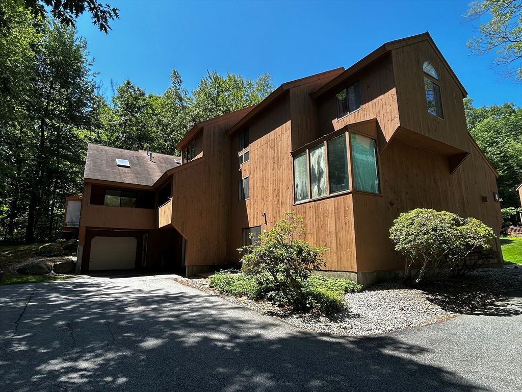 38 Eaton Court, Haverhill, Massachusetts, 2 Bedrooms Bedrooms, 6 Rooms Rooms,1.5 BathroomsBathrooms,Residential,For Sale,Eaton Court,73555352