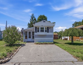 124 Mayflower Avenue, Taunton, Massachusetts, 2 Bedrooms Bedrooms, 3 Rooms Rooms,1 BathroomBathrooms,Residential,For Sale,Mayflower Avenue,73555418