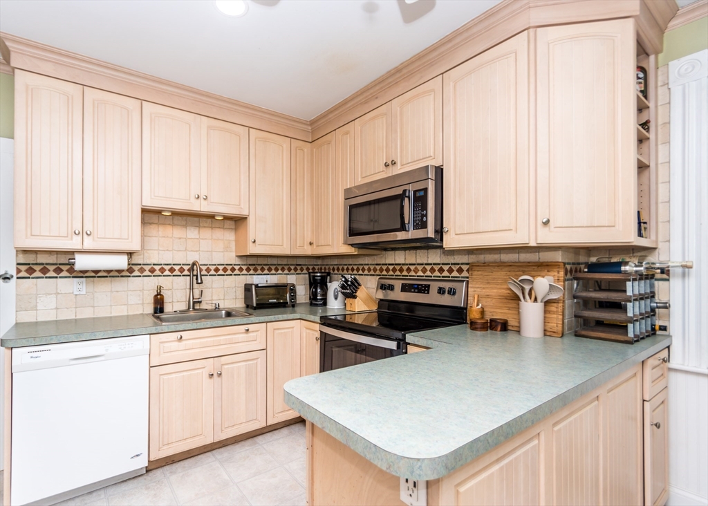 103 High Street, Waltham, Massachusetts, 2 Bedrooms Bedrooms, 5 Rooms Rooms,1 BathroomBathrooms,Residential Lease,For Rent,High Street,73533150