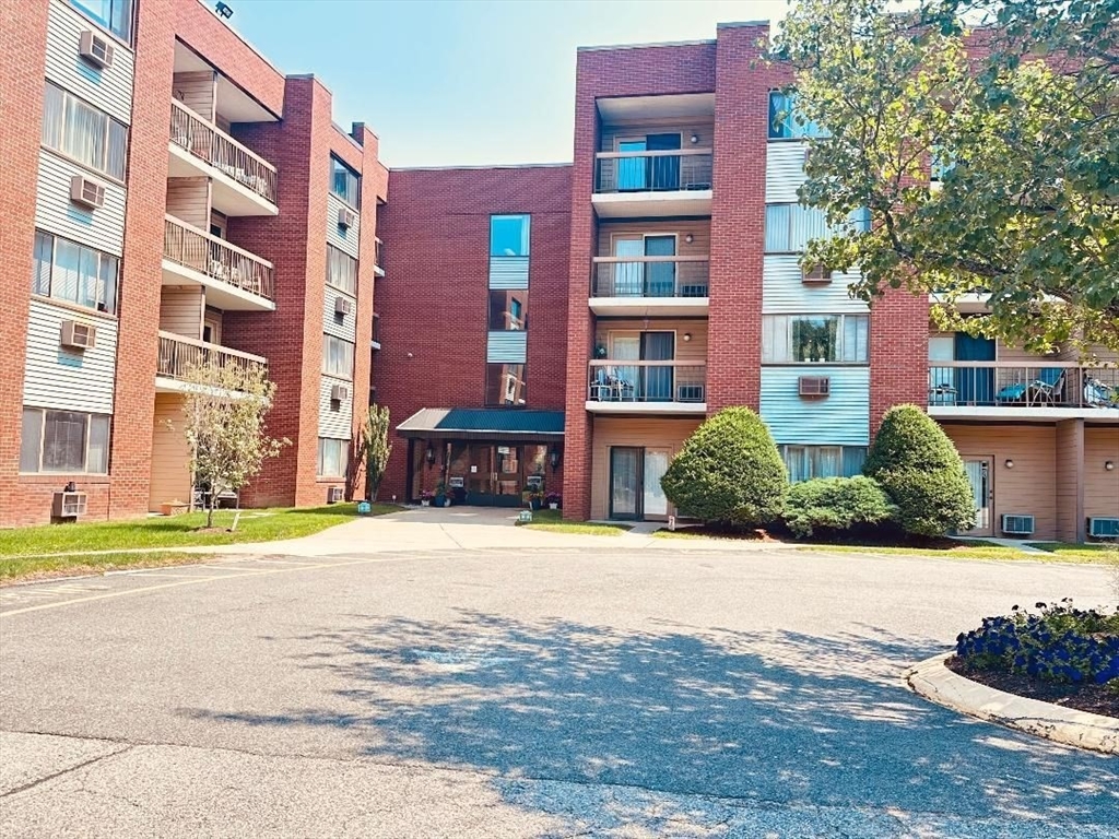 4975 Washington St, Boston, Massachusetts, 1 Bedroom Bedrooms, 3 Rooms Rooms,1 BathroomBathrooms,Residential Lease,For Rent,Washington St,73543481