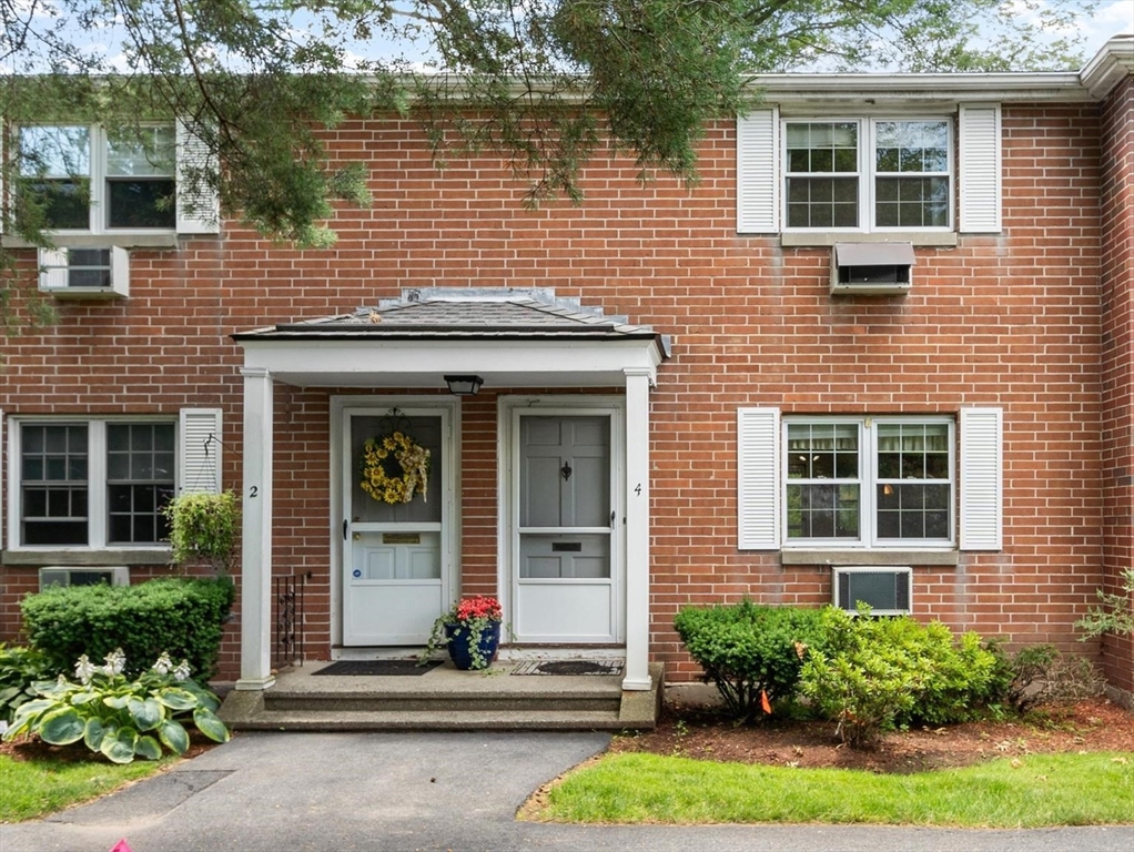 4 Village Green Dr, North Andover, Massachusetts, 2 Bedrooms Bedrooms, 4 Rooms Rooms,1.5 BathroomsBathrooms,Residential,For Sale,Village Green Dr,73542246
