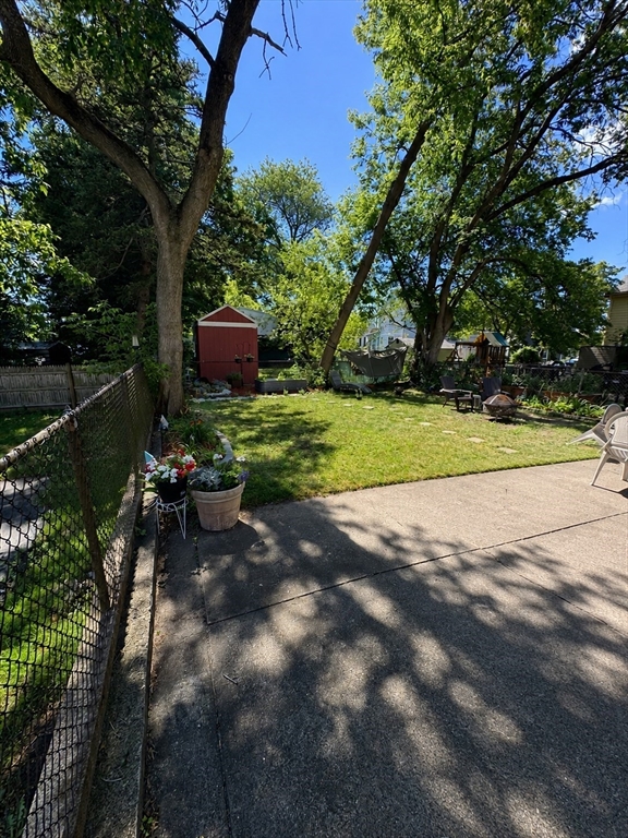 9-1/2 E Collins St, Salem, Massachusetts, 3 Bedrooms Bedrooms, 4 Rooms Rooms,1 BathroomBathrooms,Residential Lease,For Rent,E Collins St,73536916