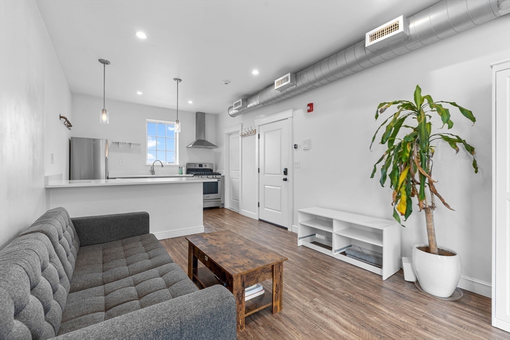 105 Broadway, Chelsea, Massachusetts, 2 Rooms Rooms,1 BathroomBathrooms,Residential Lease,For Rent,Broadway,73505005