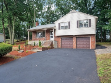 40 Himoor Circle, Randolph, Massachusetts, 3 Bedrooms Bedrooms, 10 Rooms Rooms,2.5 BathroomsBathrooms,Residential,For Sale,Himoor Circle,73555477