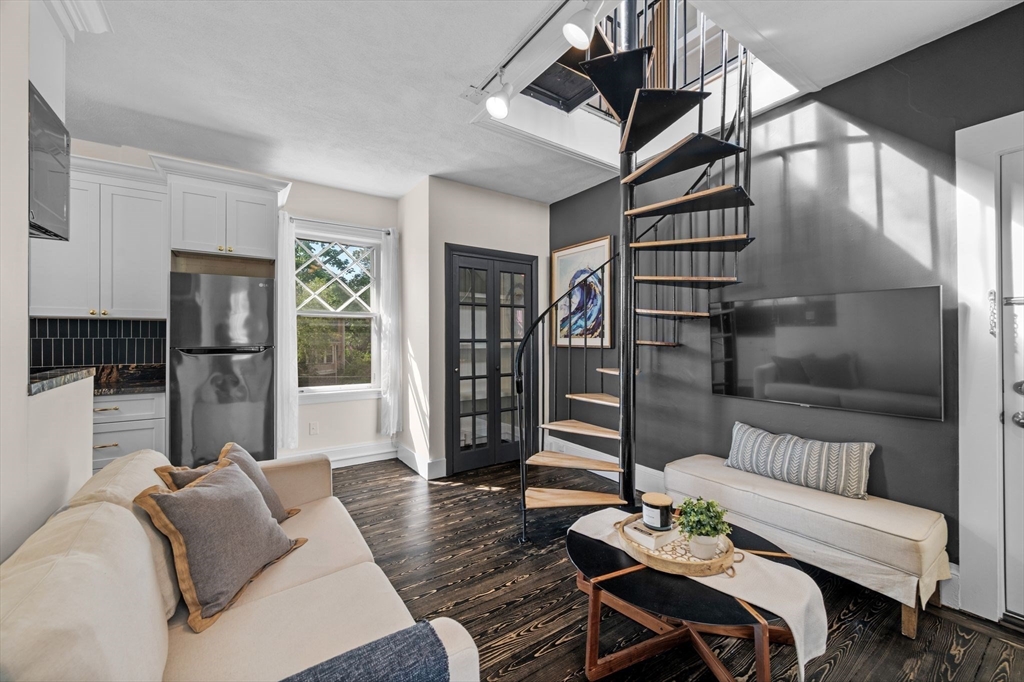28 Columbus Ave, Beverly, Massachusetts, 1 Bedroom Bedrooms, 3 Rooms Rooms,1 BathroomBathrooms,Residential,For Sale,Columbus Ave,73555584