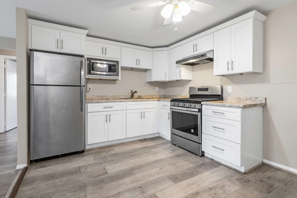 9 Cross St, Chelmsford, Massachusetts, 2 Bedrooms Bedrooms, 4 Rooms Rooms,1 BathroomBathrooms,Residential,For Sale,Cross St,73555505