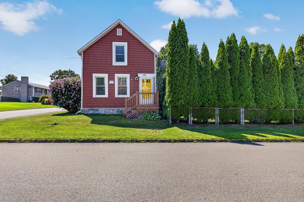 117 Bridge St, Fairhaven, Massachusetts, 2 Bedrooms Bedrooms, 6 Rooms Rooms,1 BathroomBathrooms,Residential,For Sale,Bridge St,73555515