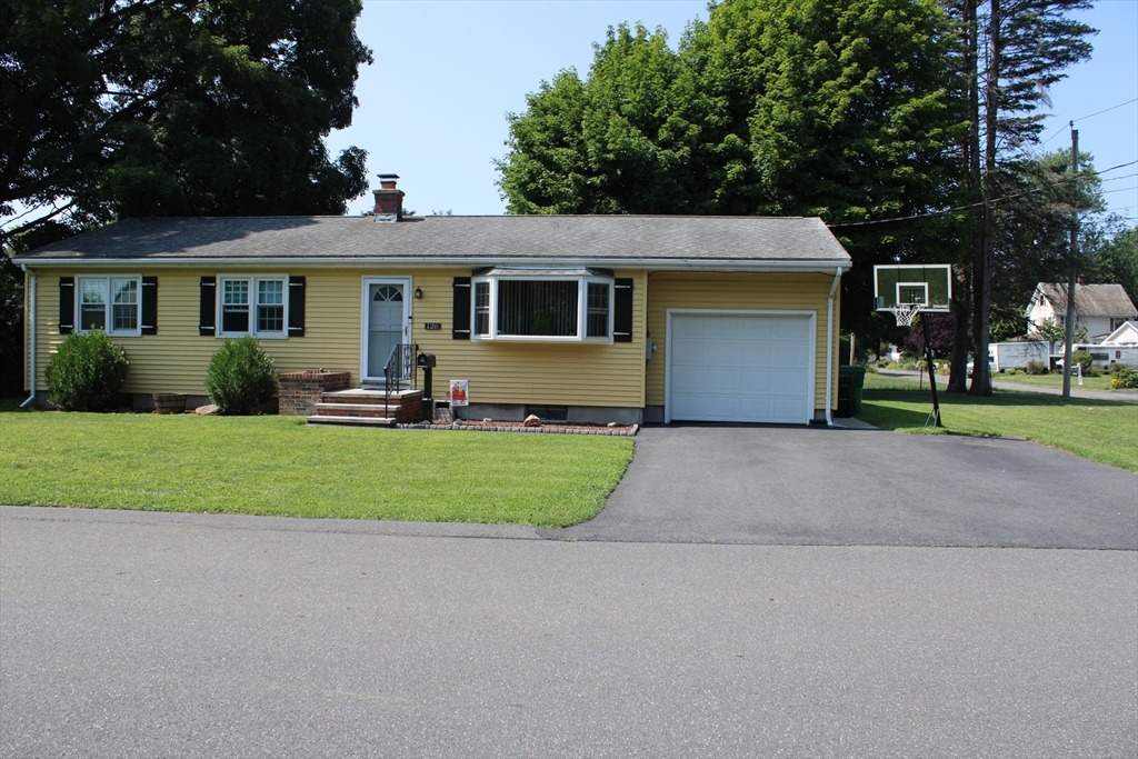 126 Warregan St, Chicopee, Massachusetts, 3 Bedrooms Bedrooms, 6 Rooms Rooms,1 BathroomBathrooms,Residential,For Sale,Warregan St,73555519