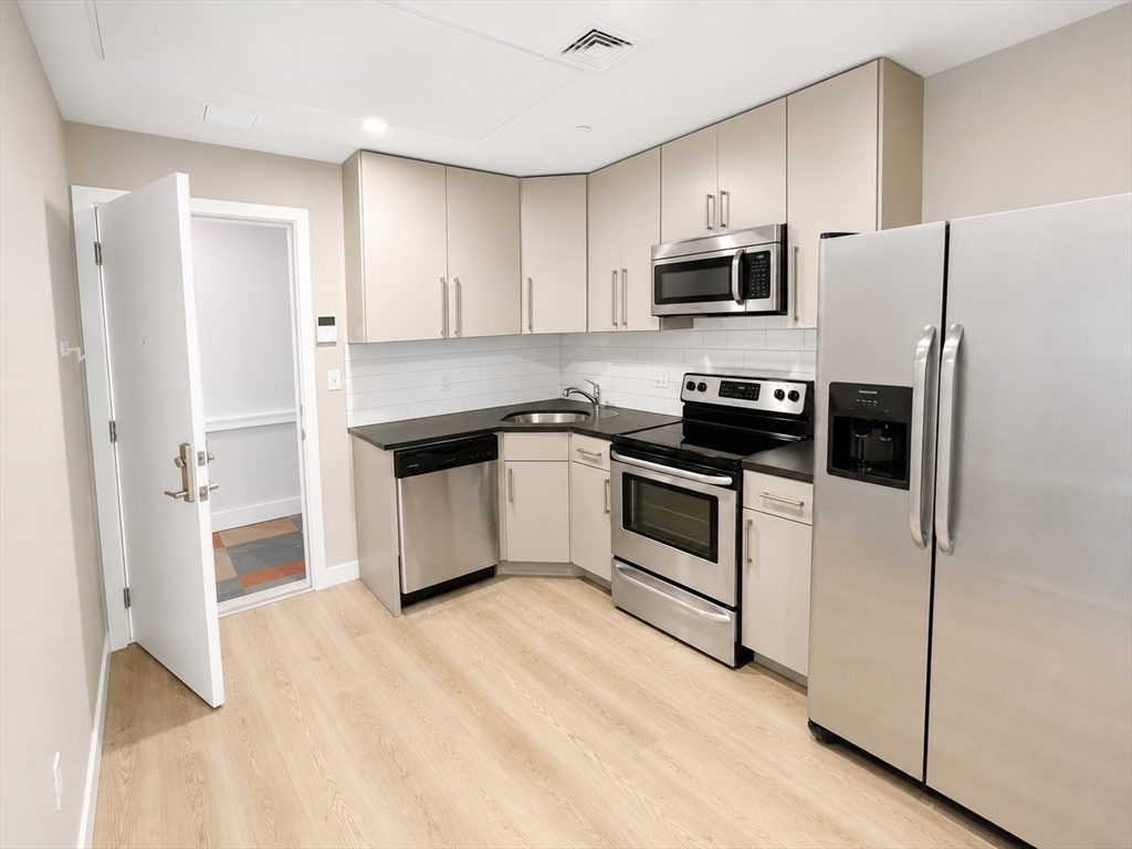 35 S. Huntington Ave, Boston, Massachusetts, 3 Bedrooms Bedrooms, 5 Rooms Rooms,2 BathroomsBathrooms,Residential Lease,For Rent,S. Huntington Ave,73555688