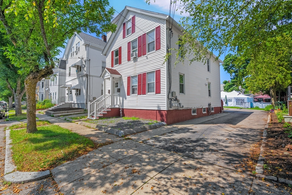 62 Mary Ave, East Providence, Rhode Island, 5 Bedrooms Bedrooms, 12 Rooms Rooms,3 BathroomsBathrooms,Residential Income,For Sale,Mary Ave,73555736