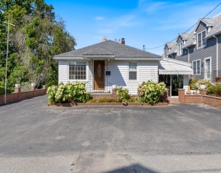 8 Luzitania Ave, Gloucester, Massachusetts, 1 Bedroom Bedrooms, 9 Rooms Rooms,1.5 BathroomsBathrooms,Residential,For Sale,Luzitania Ave,73555744