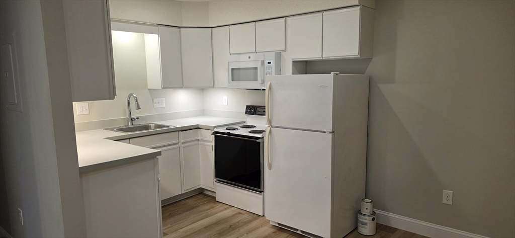 284 N Main St, Mansfield, Massachusetts, 1 Bedroom Bedrooms, 3 Rooms Rooms,1 BathroomBathrooms,Residential Lease,For Rent,N Main St,73555609