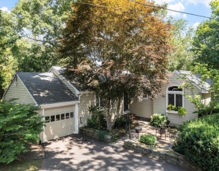 5 Hemlock Street, Beverly, Massachusetts, 4 Bedrooms Bedrooms, 7 Rooms Rooms,2.5 BathroomsBathrooms,Residential,For Sale,Hemlock Street,73555618
