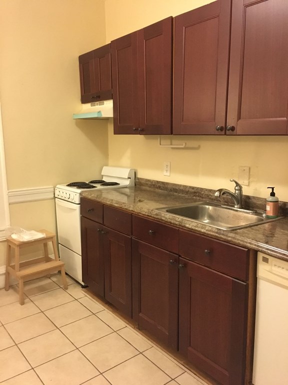 1091 Boylston St, Boston, Massachusetts, 2 Rooms Rooms,1 BathroomBathrooms,Residential Lease,For Rent,Boylston St,73512261