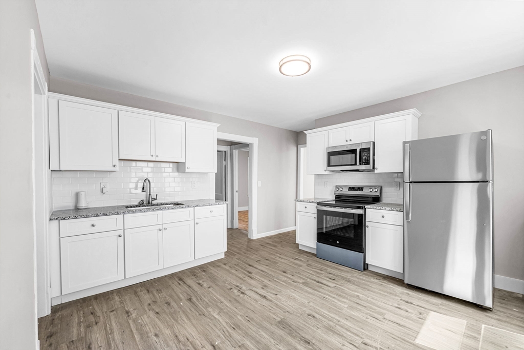 12-14 Carver St, Springfield, Massachusetts, 6 Bedrooms Bedrooms, 12 Rooms Rooms,2 BathroomsBathrooms,Residential Income,For Sale,Carver St,73523147