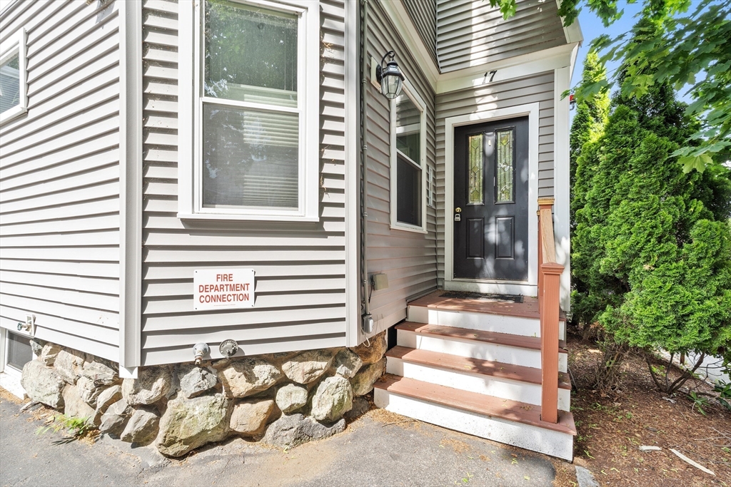 17 Robbins St, Waltham, Massachusetts, 1 Bedroom Bedrooms, 3 Rooms Rooms,1 BathroomBathrooms,Residential,For Sale,Robbins St,73525901