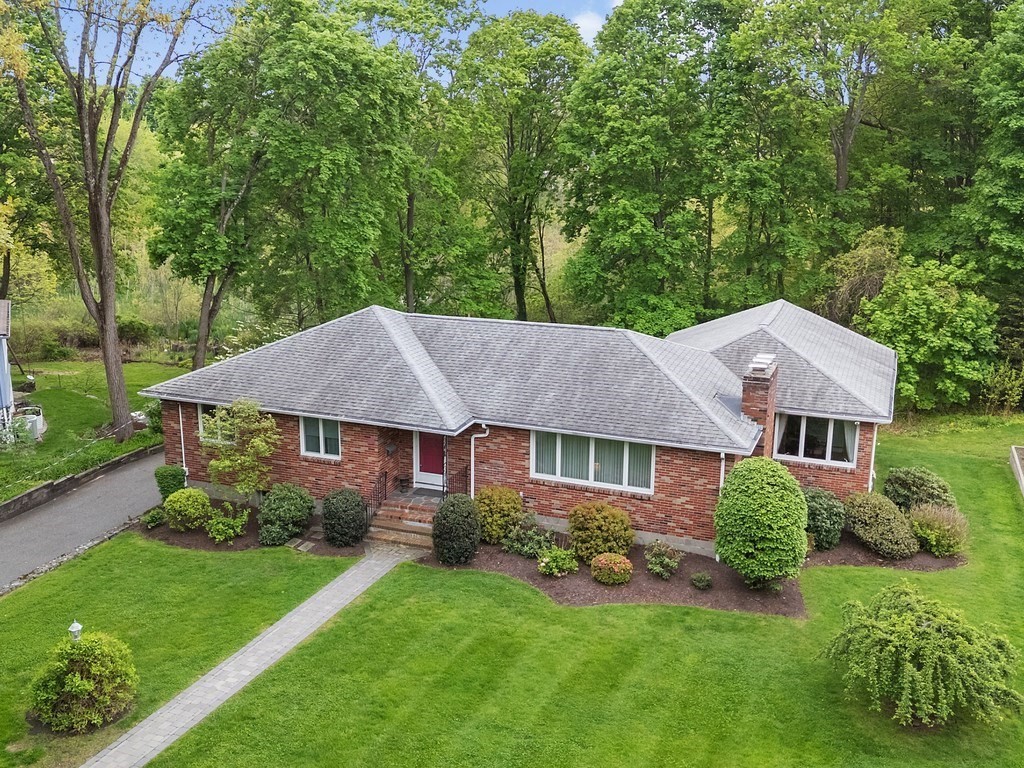 38 Greenwood Lane, Waltham, Massachusetts, 3 Bedrooms Bedrooms, 9 Rooms Rooms,2 BathroomsBathrooms,Residential,For Sale,Greenwood Lane,73528885