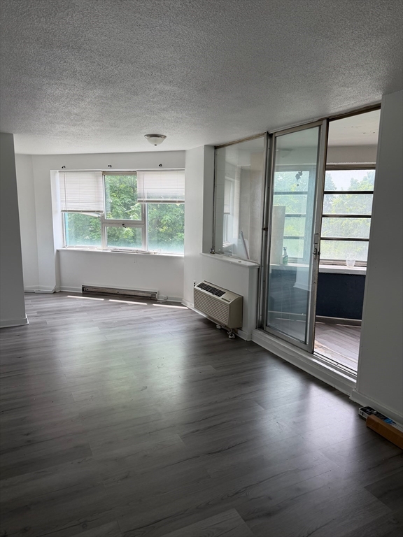 101 Mulberry St, Springfield, Massachusetts, 2 Bedrooms Bedrooms, 4 Rooms Rooms,1 BathroomBathrooms,Residential,For Sale,Mulberry St,73523251