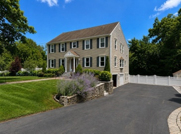 10 Stoneybrook Drive, Bridgewater, Massachusetts, 4 Bedrooms Bedrooms, 11 Rooms Rooms,3.5 BathroomsBathrooms,Residential,For Sale,Stoneybrook Drive,73555885