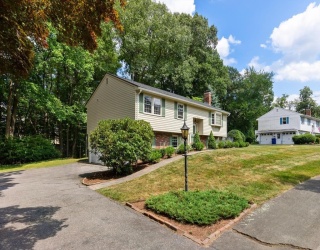25 Lisa Lane, Reading, Massachusetts, 3 Bedrooms Bedrooms, 8 Rooms Rooms,2 BathroomsBathrooms,Residential,For Sale,Lisa Lane,73555815