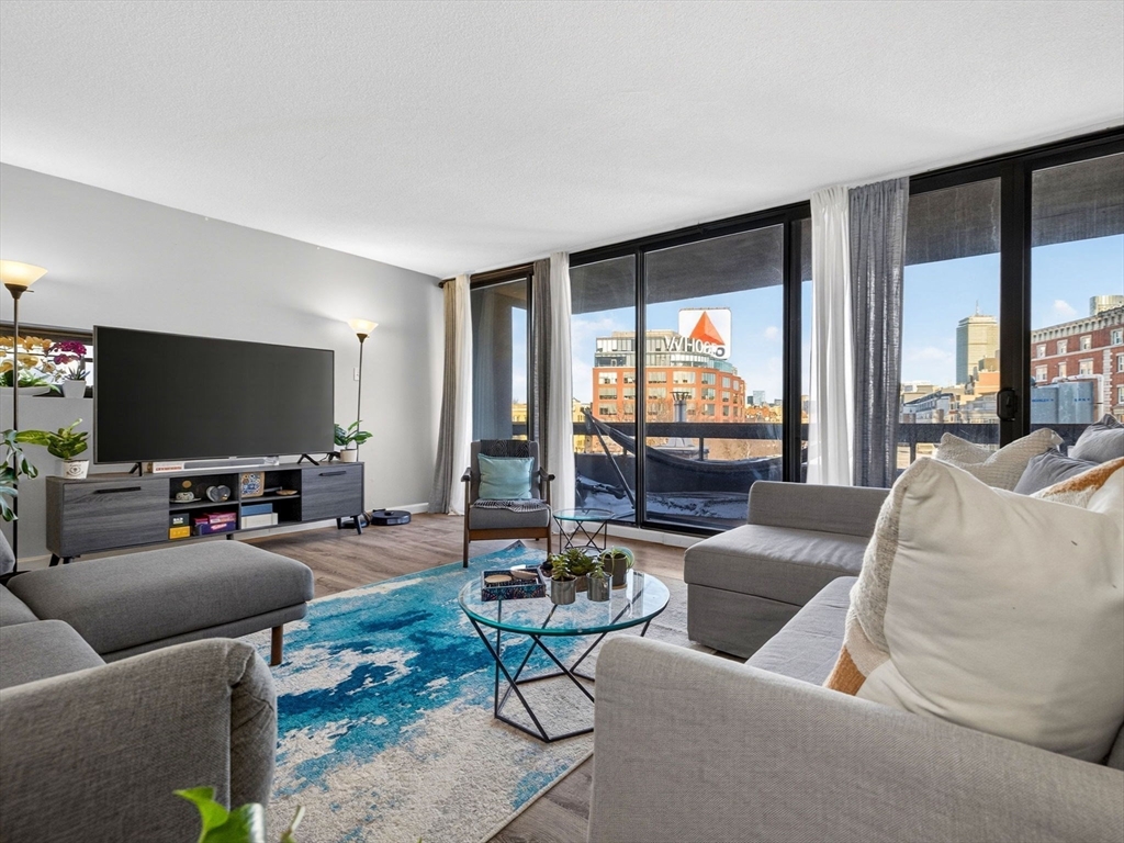 566 Commonwealth, Boston, Massachusetts, 2 Bedrooms Bedrooms, 5 Rooms Rooms,2 BathroomsBathrooms,Residential Lease,For Rent,Commonwealth,73532187