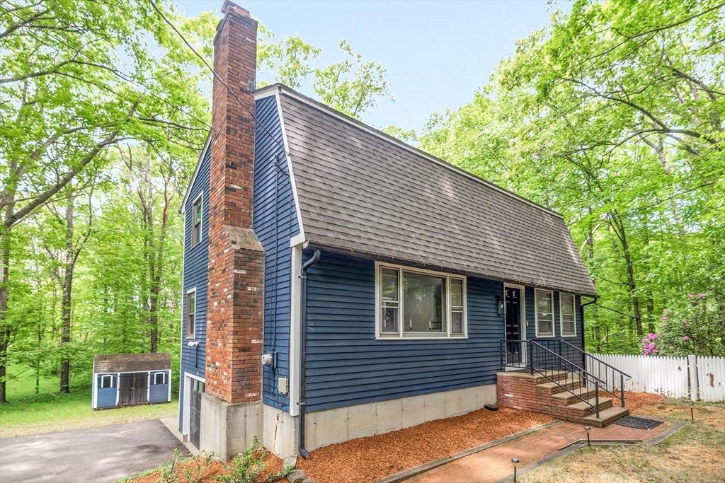 9 Colonial Rd, Sutton, Massachusetts, 3 Bedrooms Bedrooms, 7 Rooms Rooms,1.5 BathroomsBathrooms,Residential,For Sale,Colonial Rd,73555832