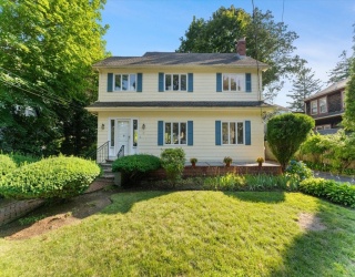 17 Preston Beach Rd, Marblehead, Massachusetts, 4 Bedrooms Bedrooms, 8 Rooms Rooms,1.5 BathroomsBathrooms,Residential,For Sale,Preston Beach Rd,73555909